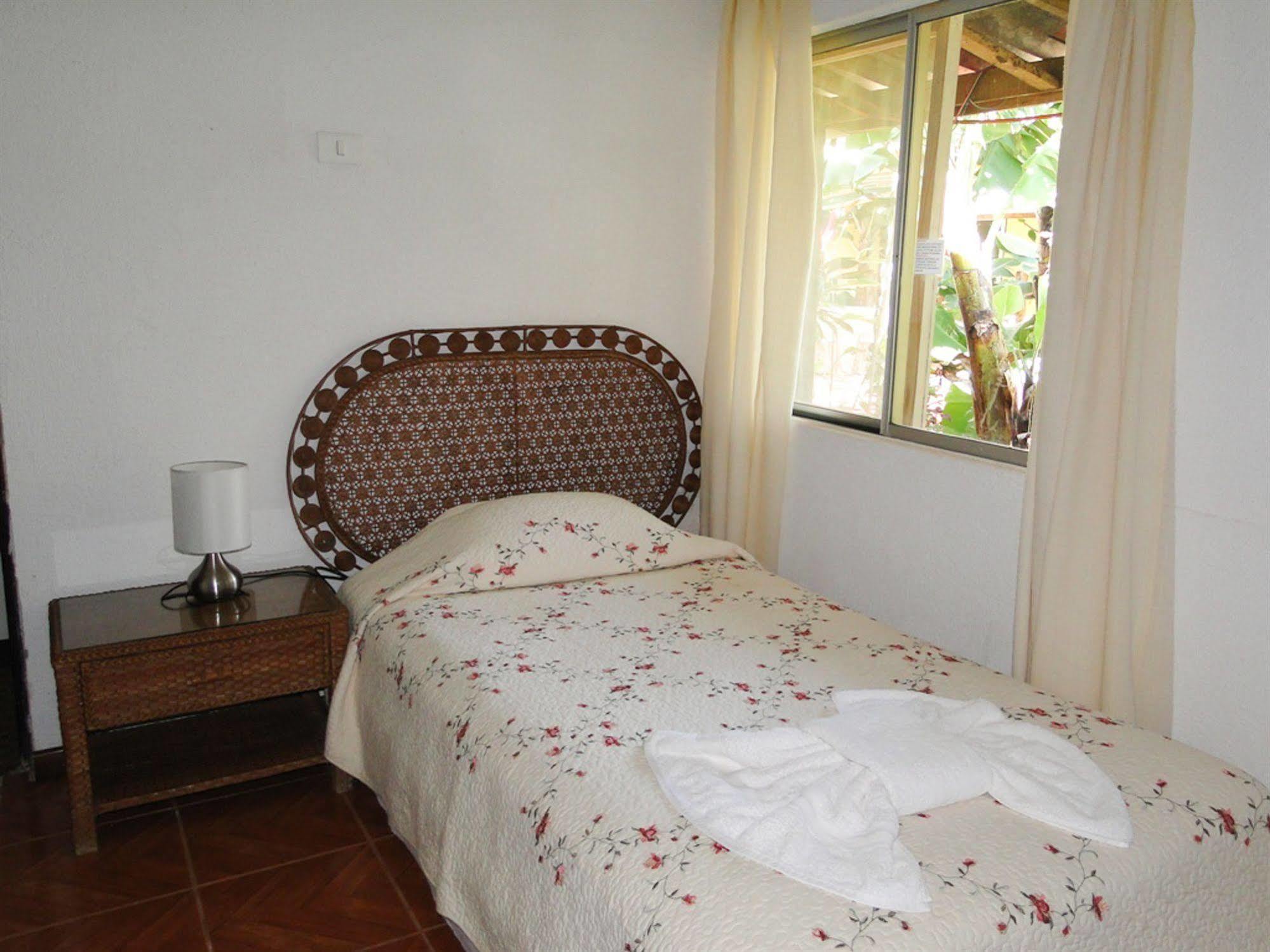 Tupa Hotel Hanga Roa Exterior photo