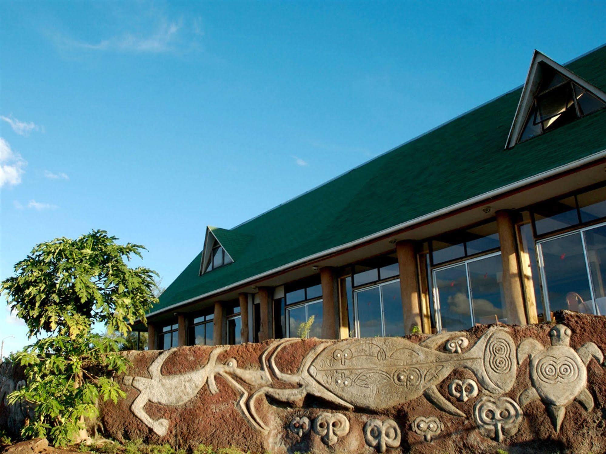 Tupa Hotel Hanga Roa Exterior photo